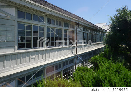 旧遷喬尋常小学校校舎：岡山県真庭市（旧真庭郡久世町）にある歴史的建築物：二階教室の窓 117219475