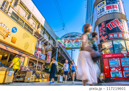 日本の東京都市景観 インバウンド復活…外国人観光客らで賑わうアメ横＝5日 117219601