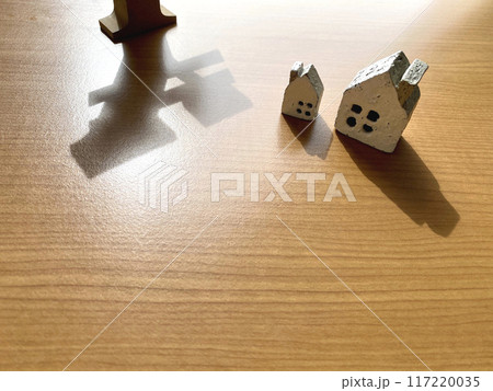 二つの家小物と円マークの影 117220035