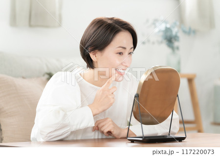 デンタル 歯 ミドル女性 デンタル 歯 ミドル女性 117220073