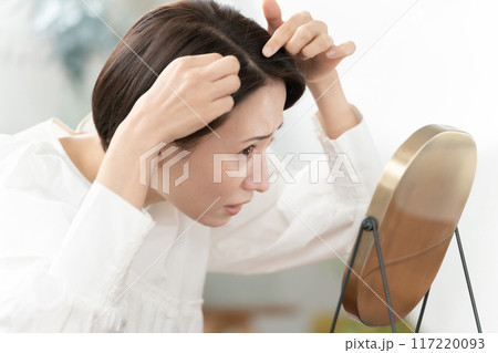 髪を気にする女性　ヘアケア 117220093