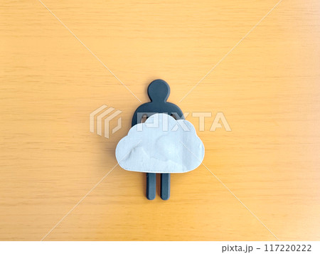 黒い人形のお腹に雲形小物 黒い人形のお腹に雲形小物 117220222