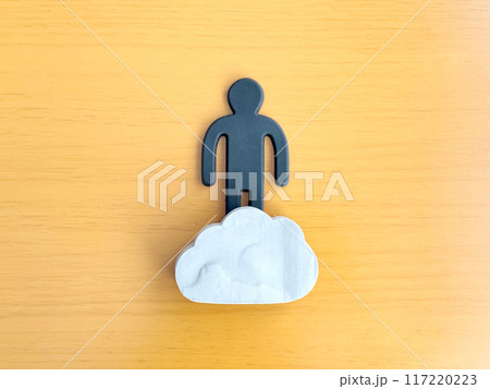 黒い人形の足元に雲形小物 黒い人形の足元に雲形小物 117220223