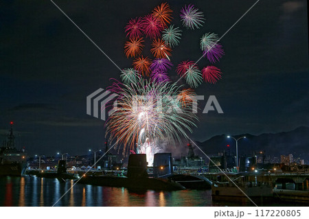 呉海上花火大会　海上自衛隊艦艇と花火 117220805