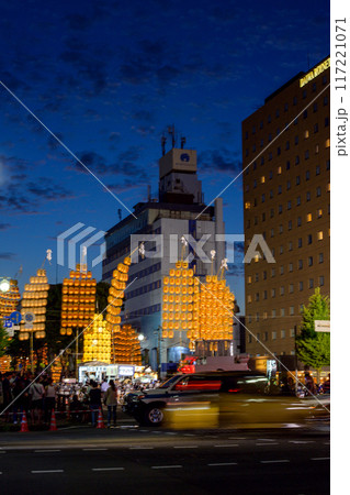 黄昏どき　揺れ動く竿灯と祭り会場　秋田市 117221071