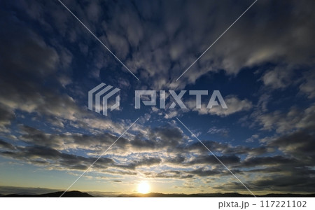 多様な雲が朝焼けした夜明け空・冬・超広角・空主体・231224am 多様な雲が朝焼けした夜明け空・冬・超広角・空主体・231224am 117221102
