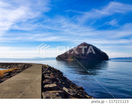 晴天の浅虫海岸の防波堤と湯ノ島の風景 117221123