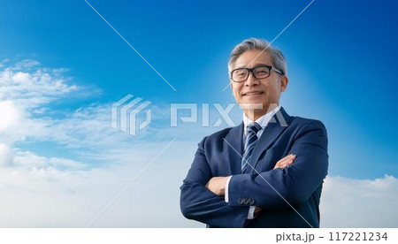 腕組みをする笑顔のビジネスマン 117221234