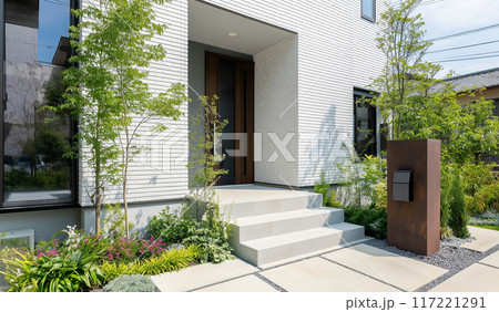 白い外観のモダンな家と植栽のイメージ 117221291