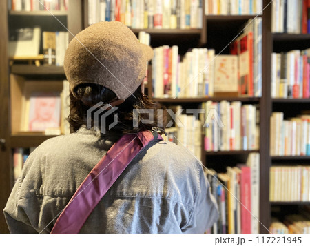本棚を見る女性 117221945