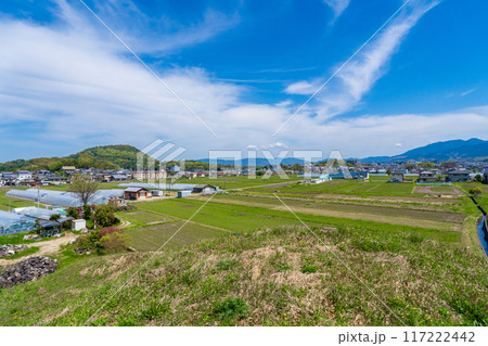 奈良県橿原市　新沢千塚古墳群公園から見渡す畝傍山と橿原市街 117222442