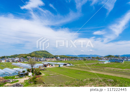 奈良県橿原市 新沢千塚古墳群公園から見渡す畝傍山と橿原市街 奈良県橿原市 新沢千塚古墳群公園から見渡す畝傍山と橿原市街 117222445