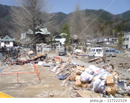 津波で流れ着いたゴミが土地に散乱する 117222529