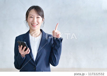 スマホを持ったビジネスウーマン 117222532