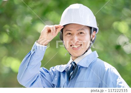 作業着の男性 117222535