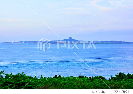 正面から見た伊江島の風景写真 117222601