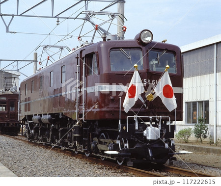 国鉄　列車　鉄道　機関車　　EF58   61　お召　ロイヤル　正装　国旗　 117222615