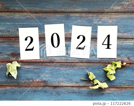 縦向きに並べて置いた4枚の白いカード_2024文字入り 117222626