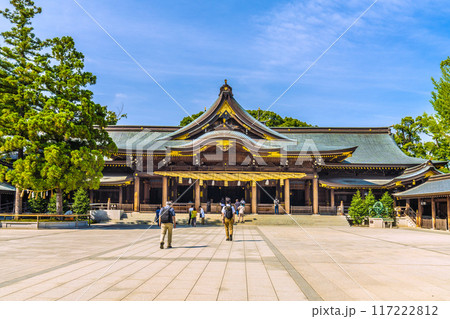 日本の寒川都市景観　相模國一之宮 寒川神社・御本殿などを望む＝令和6年7月21日 117222812