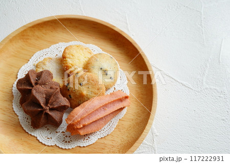 木の皿にのせた美味しいクッキー 木の皿にのせた美味しいクッキー 117222931