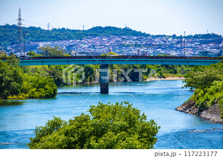 【京都風景】宇治川の緩やかな流れ（観月橋から宇治橋まで） 117223177