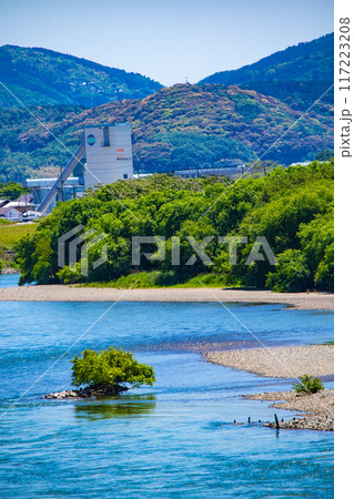 【京都風景】宇治川の緩やかな流れ（観月橋から宇治橋まで） 117223208