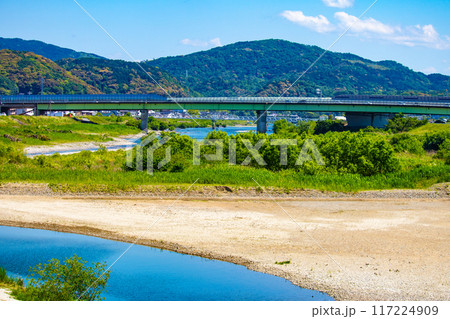 【京都風景】宇治川の緩やかな流れ（観月橋から宇治橋まで） 117224909
