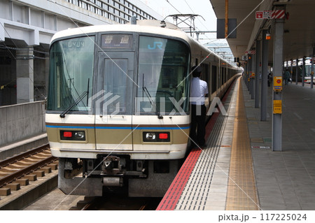 姫路駅に停車中のJR京都線221系電車（米原発網干行） 117225024