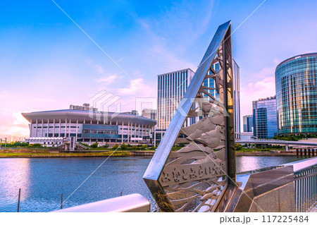 日本の横浜都市景観 みなとみらい大橋からみなとみらいのKアリーナなどを望む＝令和6年8月7日 117225484