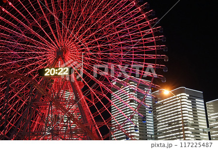 横浜みなとみらいのライトアップされた観覧車と高層ビル 横浜みなとみらいのライトアップされた観覧車と高層ビル 117225487