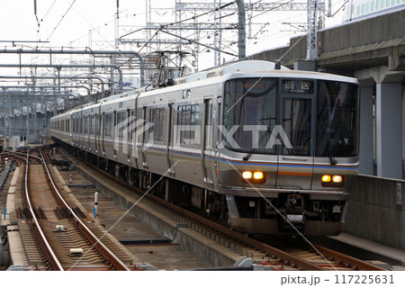 姫路駅を通過するJR神戸線回送列車(223系電車+221系電車) 姫路駅を通過するJR神戸線回送列車(223系電車+221系電車) 117225631