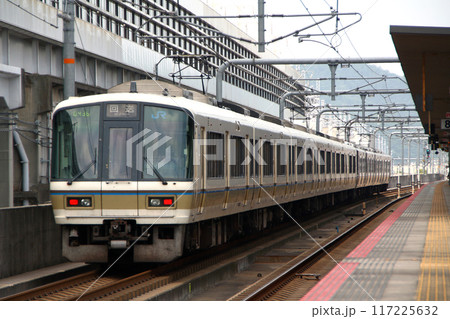 姫路駅を通過するJR神戸線回送列車（223系電車+221系電車） 117225632