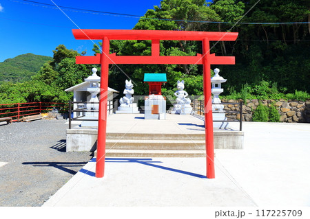 【山口県】快晴の元乃隅神社 【山口県】快晴の元乃隅神社 117225709