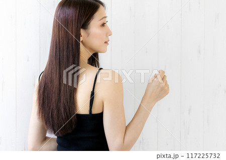 ロングヘアの女性 117225732