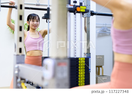 ジムで体を鍛える女性 ラットプルダウン 筋トレ女子 ワークアウト トリミングアップ ジムで体を鍛える女性 ラットプルダウン 筋トレ女子 ワークアウト トリミングアップ 117227348