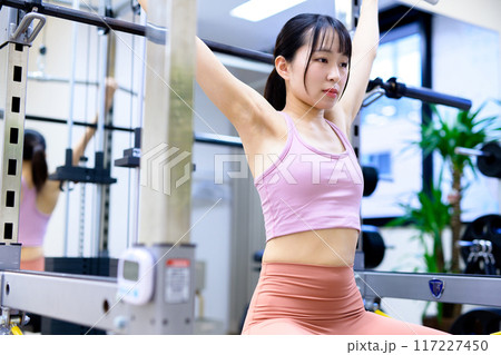 ジムで体を鍛える女性　ラットプルダウン　筋トレ女子　ワークアウト　 117227450