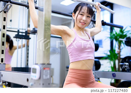 ジムで体を鍛える女性　ラットプルダウン　筋トレ女子　ワークアウト　 117227480