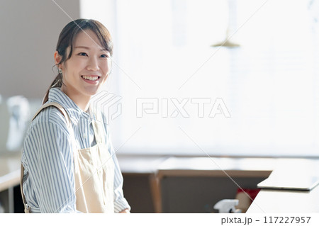 エプロンをつけた女性 117227957