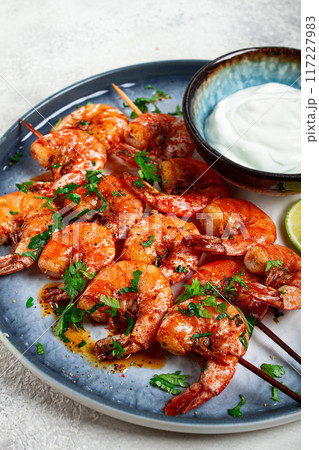 Fried shrimp, without a head, on skewers, shrimp kebabs, with spices, grilled, homemade, without people, 117227983