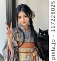 着物を着た若い日本人女性と黒猫のポートレート 117228025