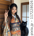 着物を着た若い日本人女性と黒猫のポートレート 117228026