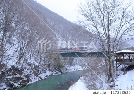 中央本線と巴ヶ淵(巴淵 長野県 木曽町 日義) 中央本線と巴ヶ淵(巴淵 長野県 木曽町 日義) 117228626