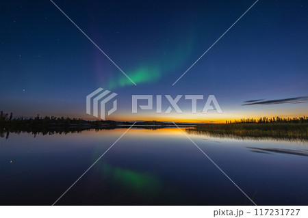 湖に映るオーロラと夕焼けの共演 117231727