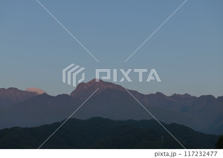 北杜市長坂町から見る明け行く南アルプス甲斐駒ケ岳 117232477