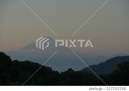 北杜市長坂町から見る夏の朝の富士山 北杜市長坂町から見る夏の朝の富士山 117232538