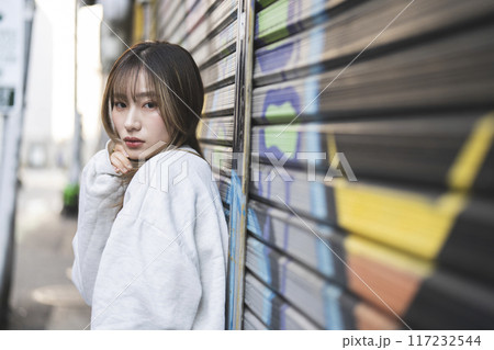 20代の女性 カメラ目線 ポートレート 20代の女性 カメラ目線 ポートレート 117232544