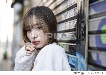 20代の女性 カメラ目線 ポートレート 20代の女性 カメラ目線 ポートレート 117232551
