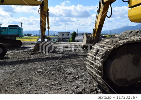 土木工事現場の建設機械 117232567
