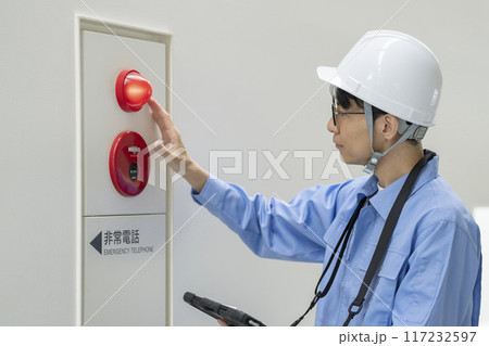 火災報知器の点検をする作業服の男性 ビルメンテナンス イメージ 火災報知器の点検をする作業服の男性 ビルメンテナンス イメージ 117232597