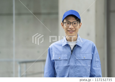 カメラ目線で笑顔の作業服を着た30代後半の男性 カメラ目線で笑顔の作業服を着た30代後半の男性 117232735
